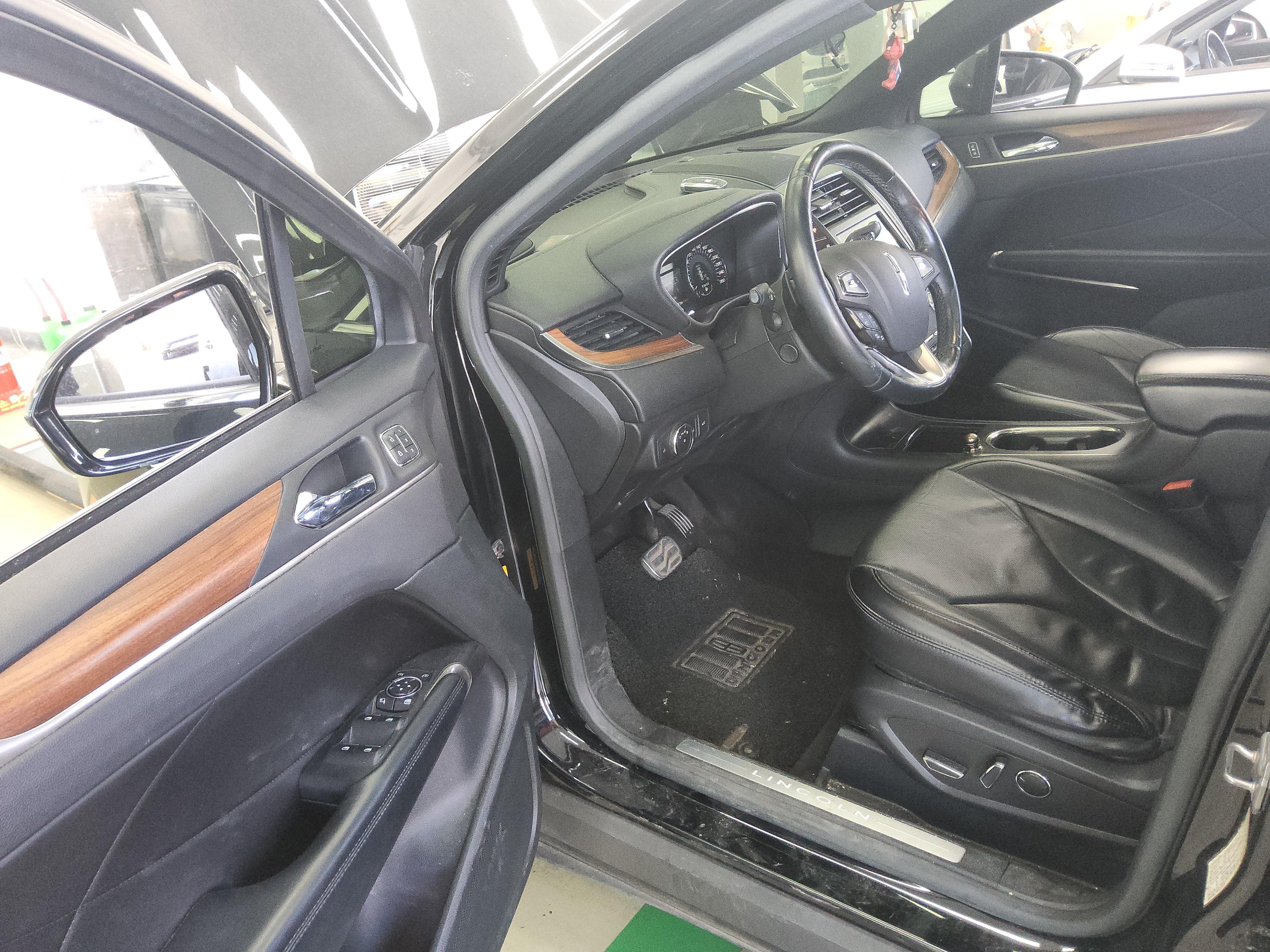 Lincoln MKC - 9