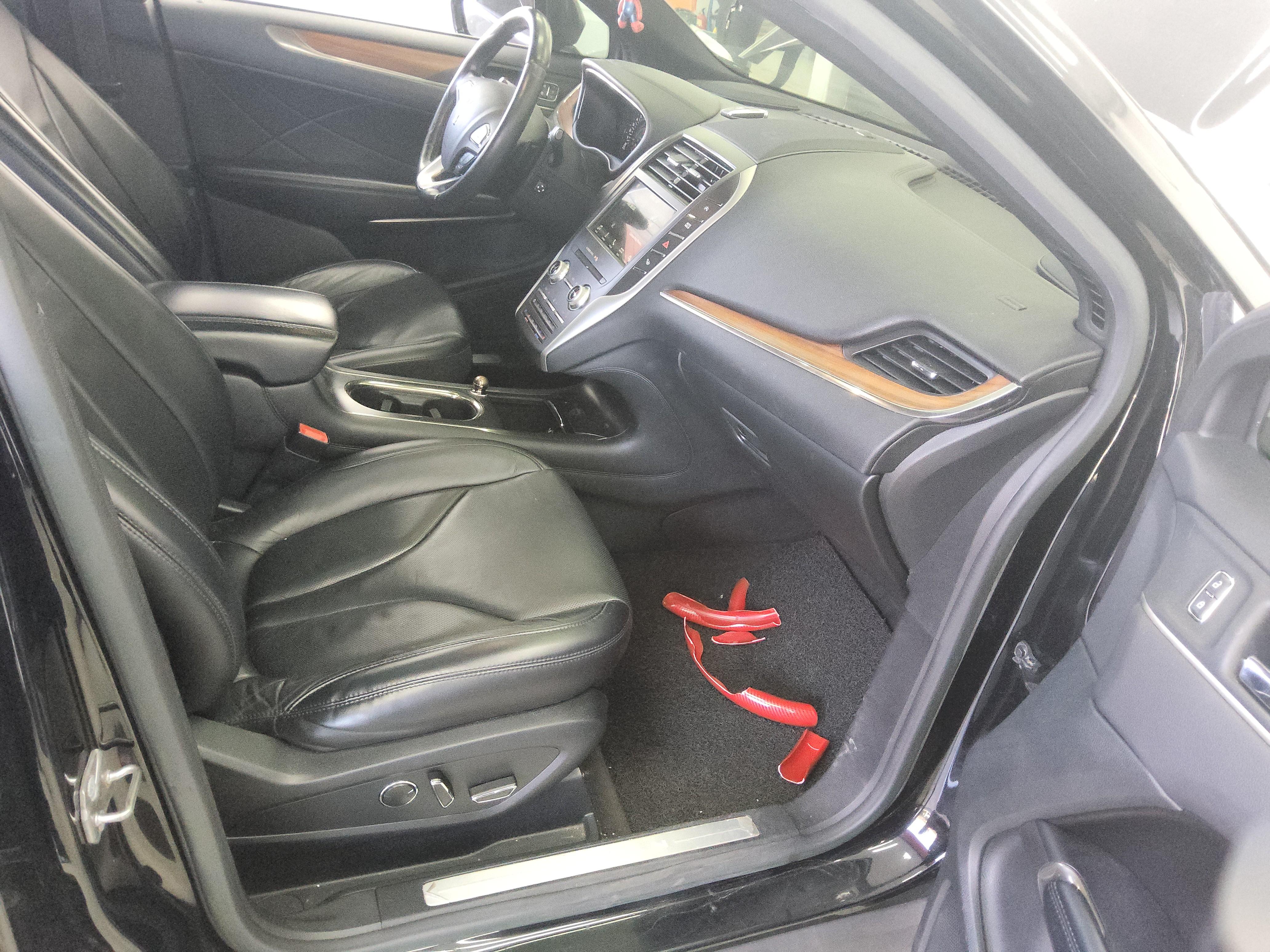 Lincoln MKC - 13