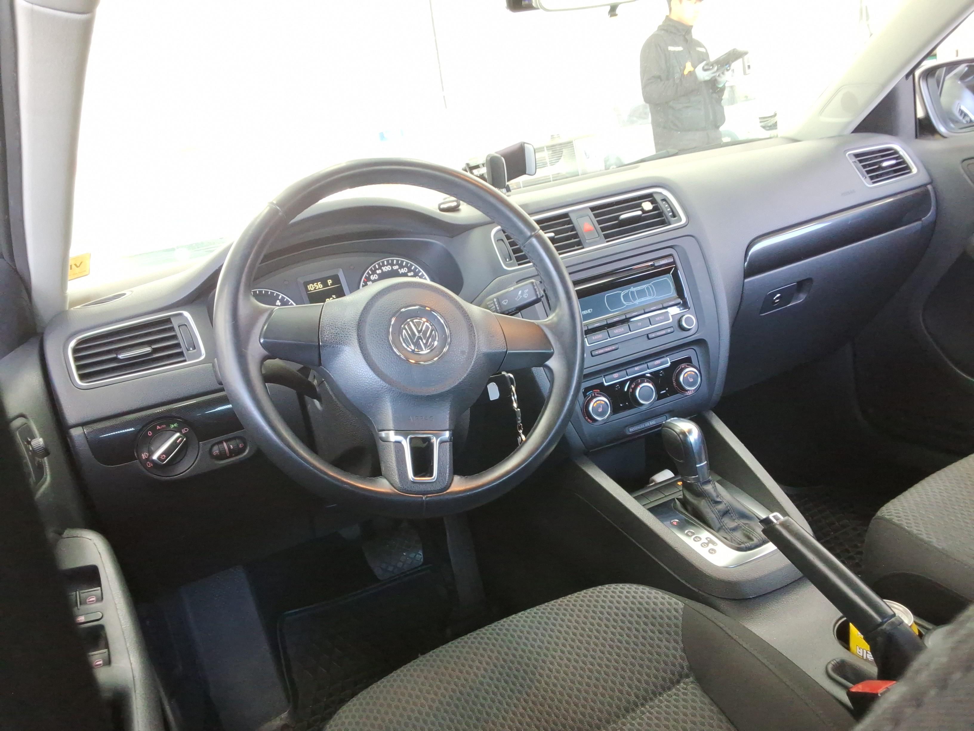 Volkswagen Jetta - 11