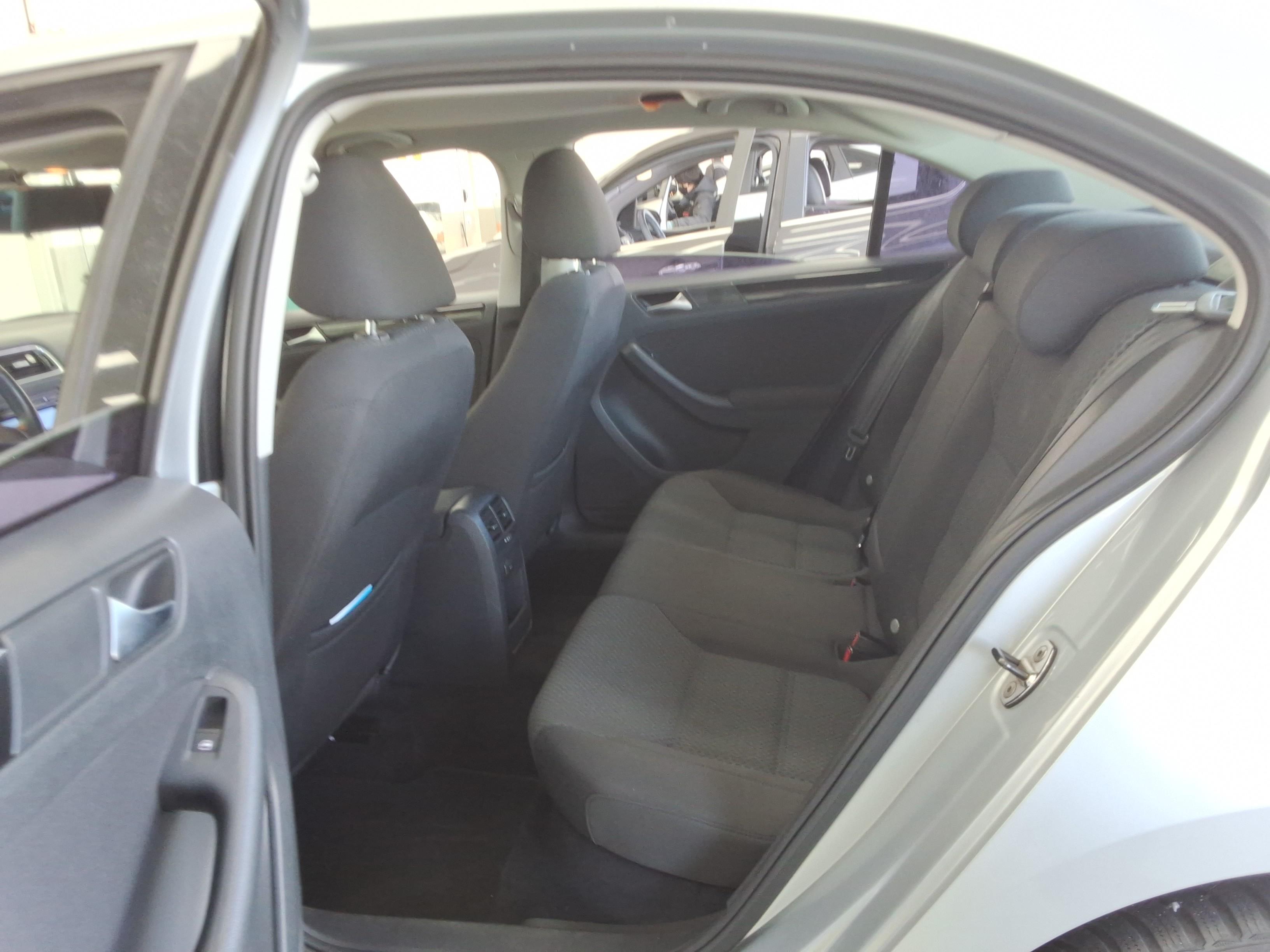 Volkswagen Jetta - 12